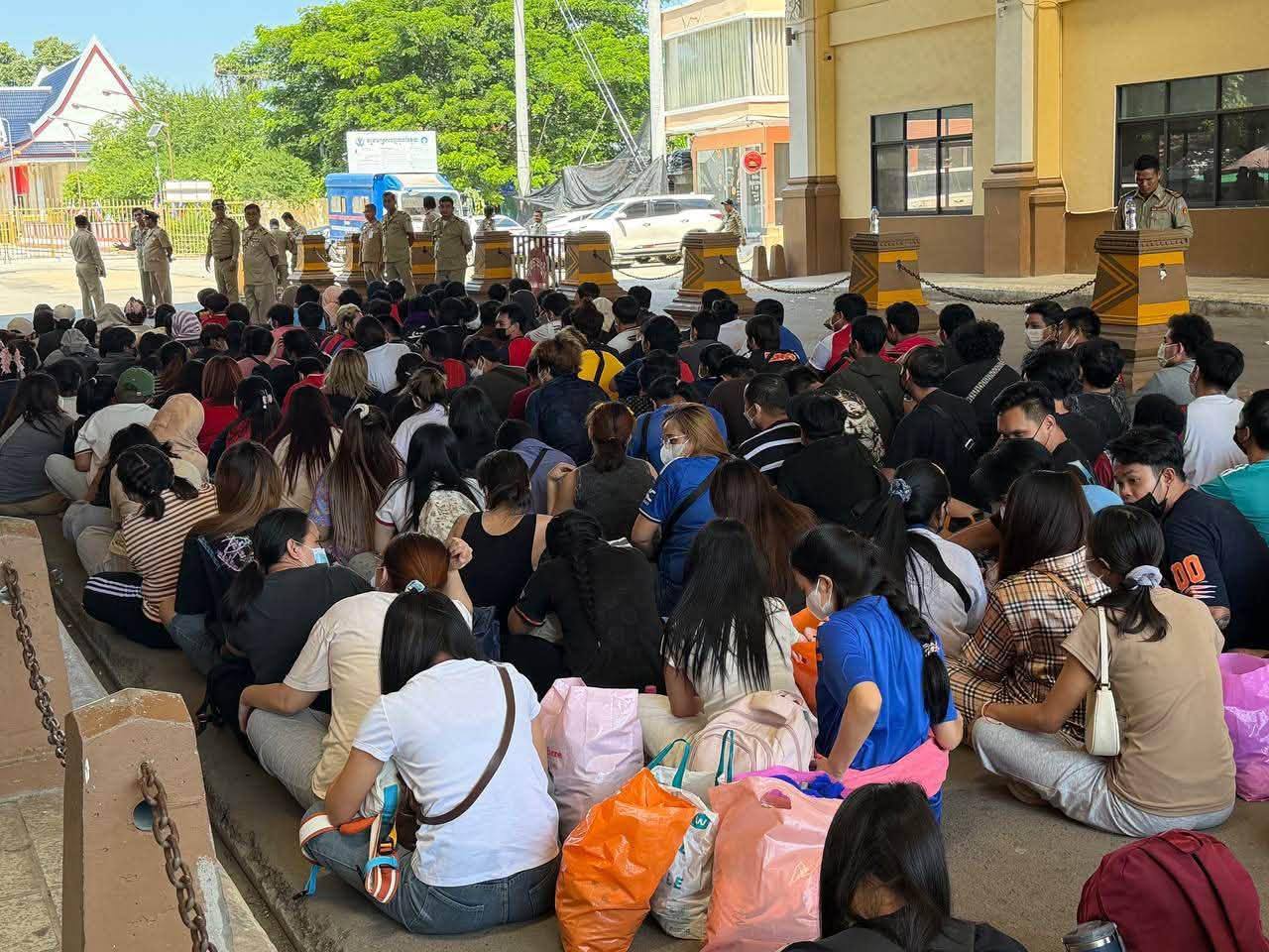 Kamboja Menerbangkan 197 Warga Negara Thailand dan Memberlakukan Larangan Masuk