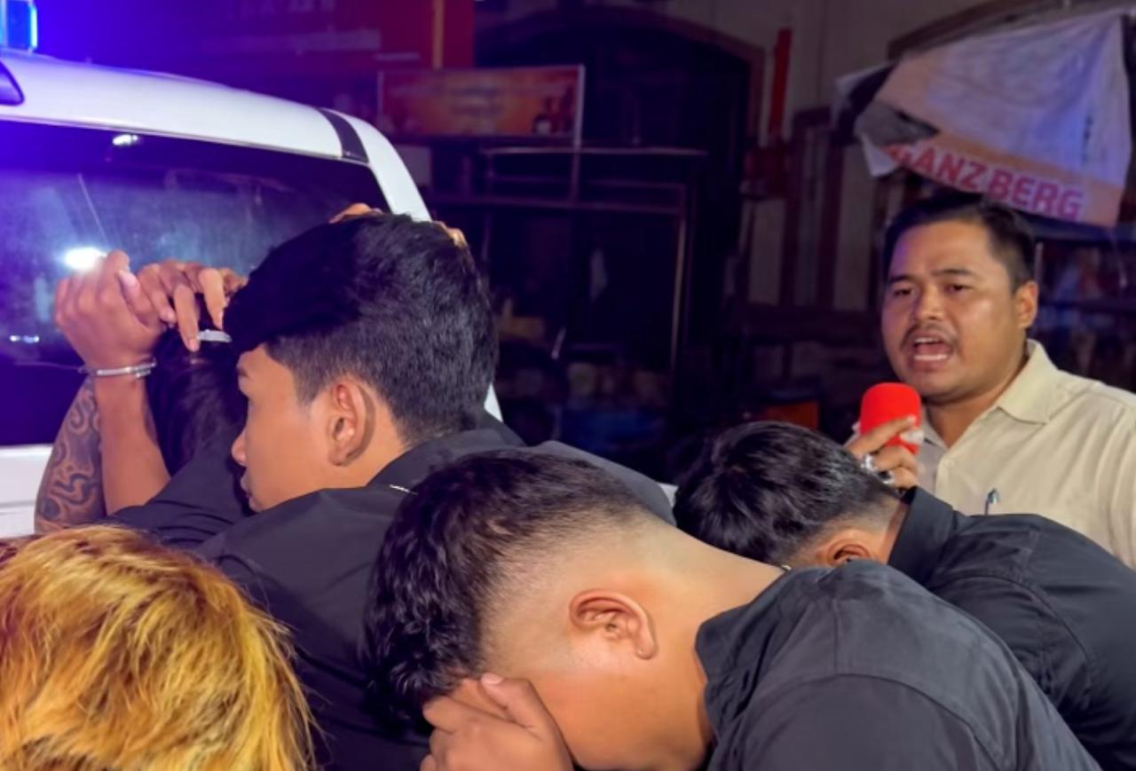 Polisi Distrik Boeng Keng Kang, Phnom Penh berhasil menangkap pelaku penipuan menyamar sebagai polisi melakukan pemerasan